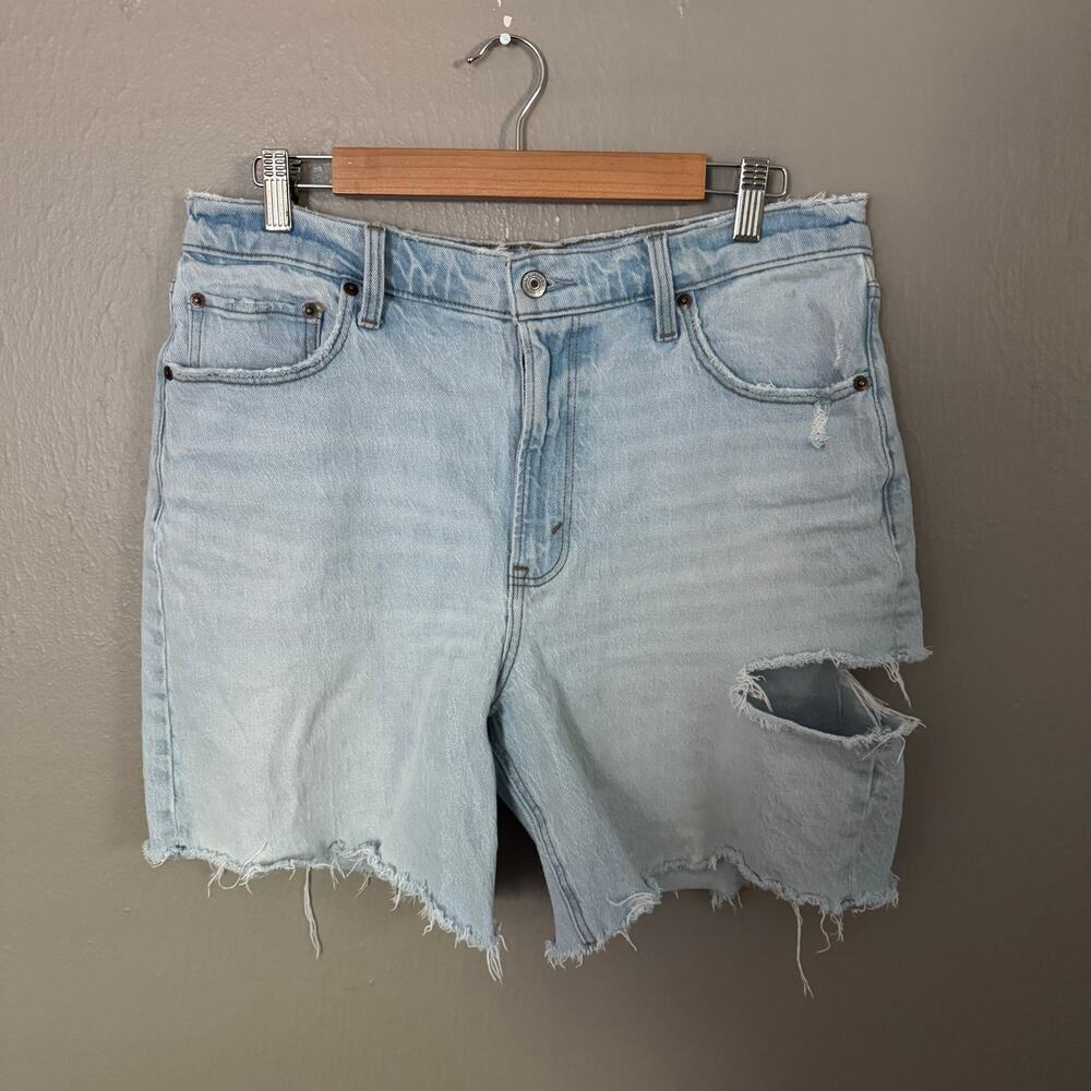 ABERCROMBIE AND FITCH Light Wash Denim Shorts with Thigh Cutout Size 31/12